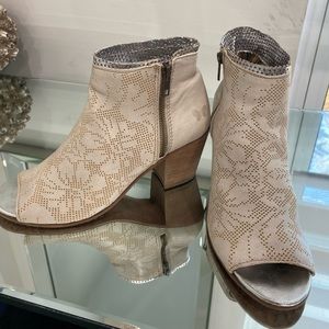 Felmini Leather Ankle Open Toe Boots in Beige/ Cream Zippered Chunky Heel 8